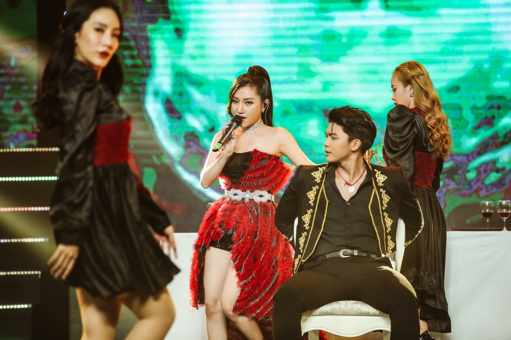 V Heartbeat Music Show anh 7