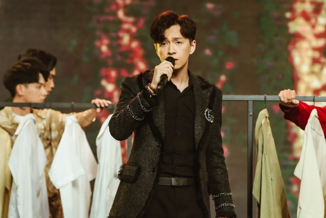 Ngo Kien Huy tai hien tiem giat ui trong hit moi tren san khau hinh anh