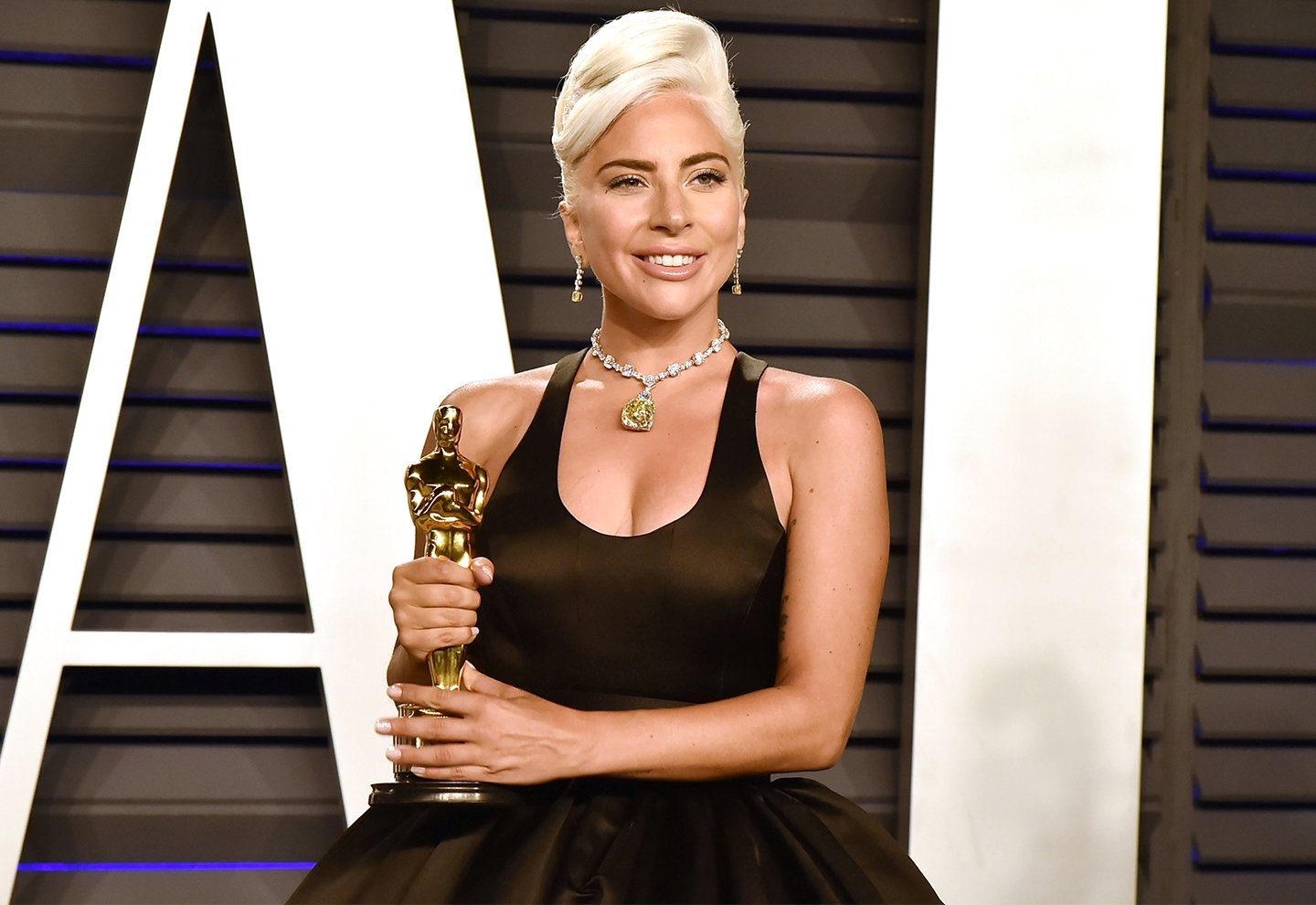 Hoc dan sao nu phoi trang phuc voi kim cuong hinh anh