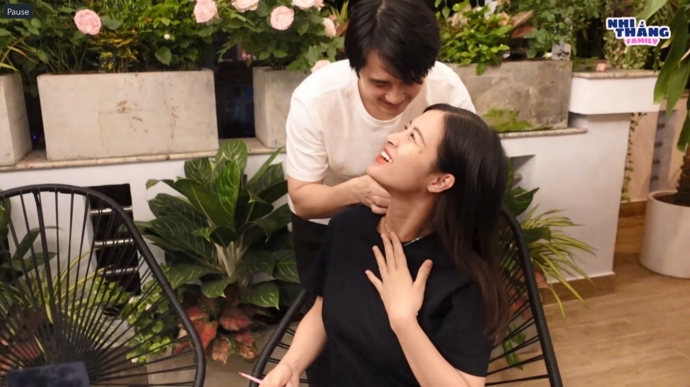 Đông Nhi,  Ông Cao Thắng,  quà tặng ảnh 2 Dong Nhi,  Ong Cao Thang,  qua tang anh 2