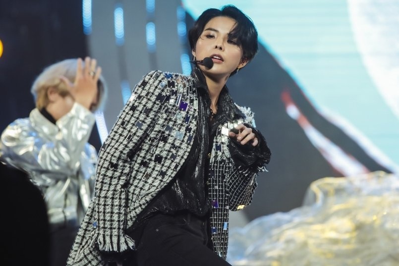 Vu Cat Tuong the hien ‘Hanh tinh anh sang’ tren san khau mau sac hinh anh