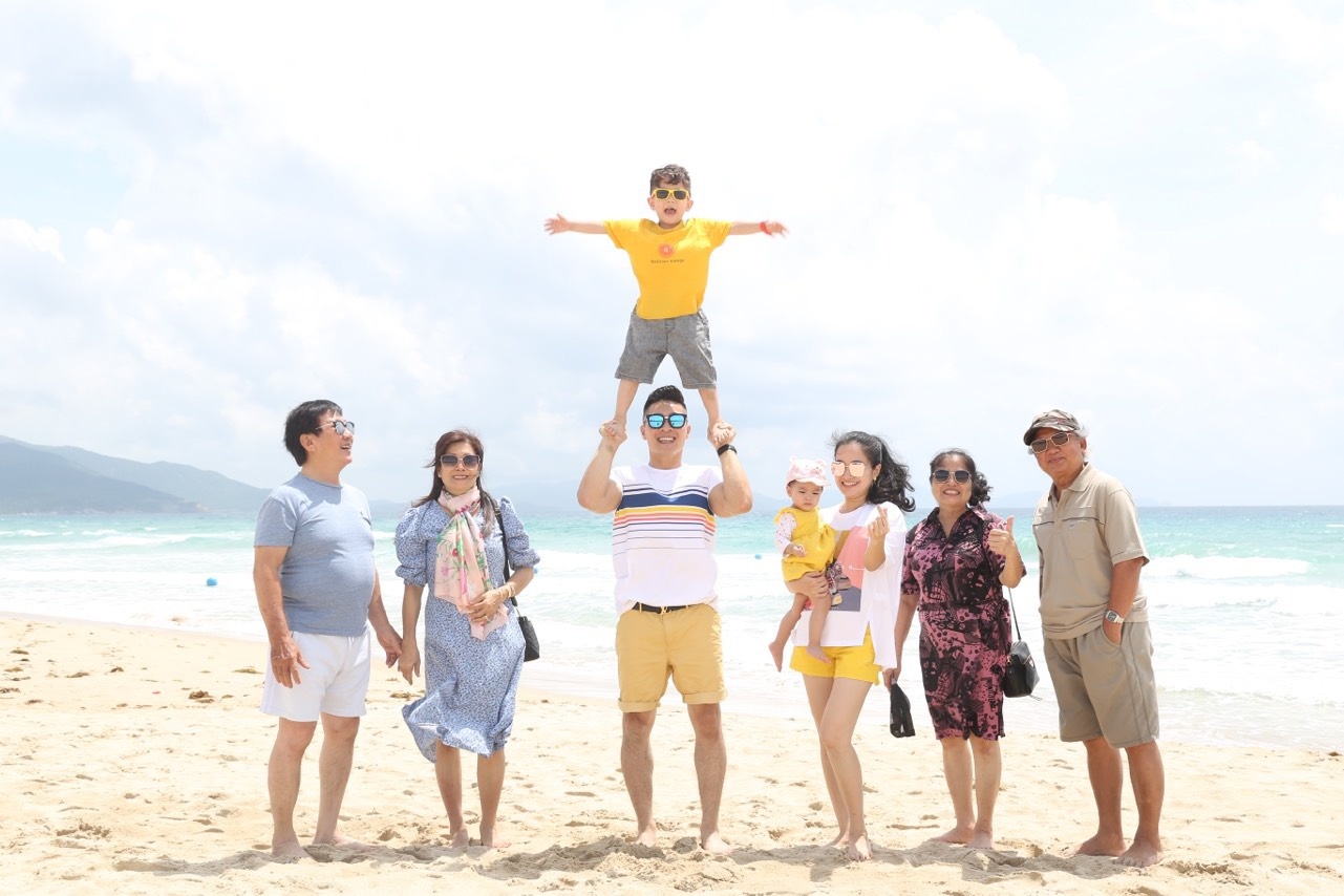 Video - Vo chong Quoc Co mong o gan bo me de tien cham soc hinh anh