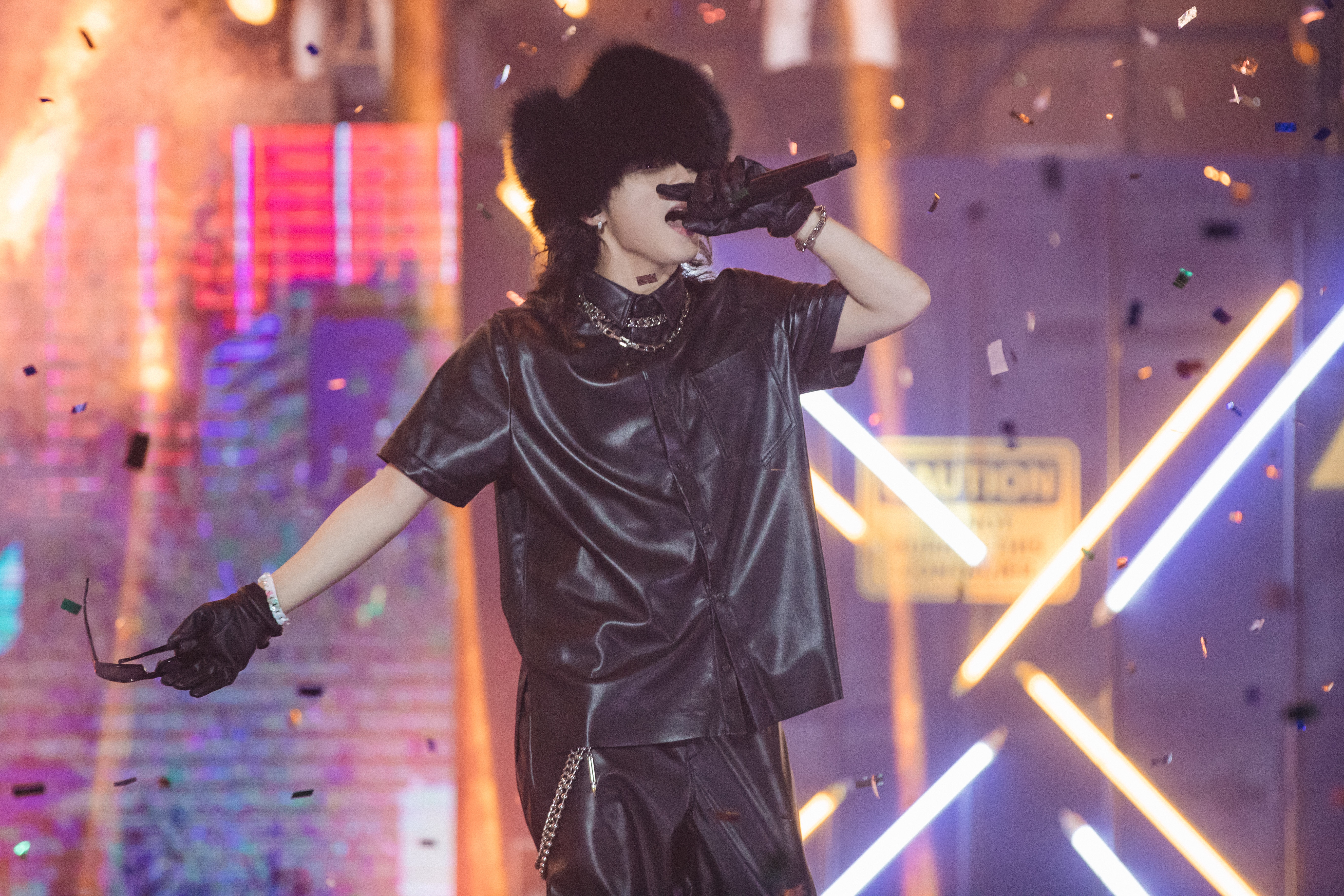 Son Tung M-TP bung no cung dan sao Viet tai Tiger Remix 2022 hinh anh