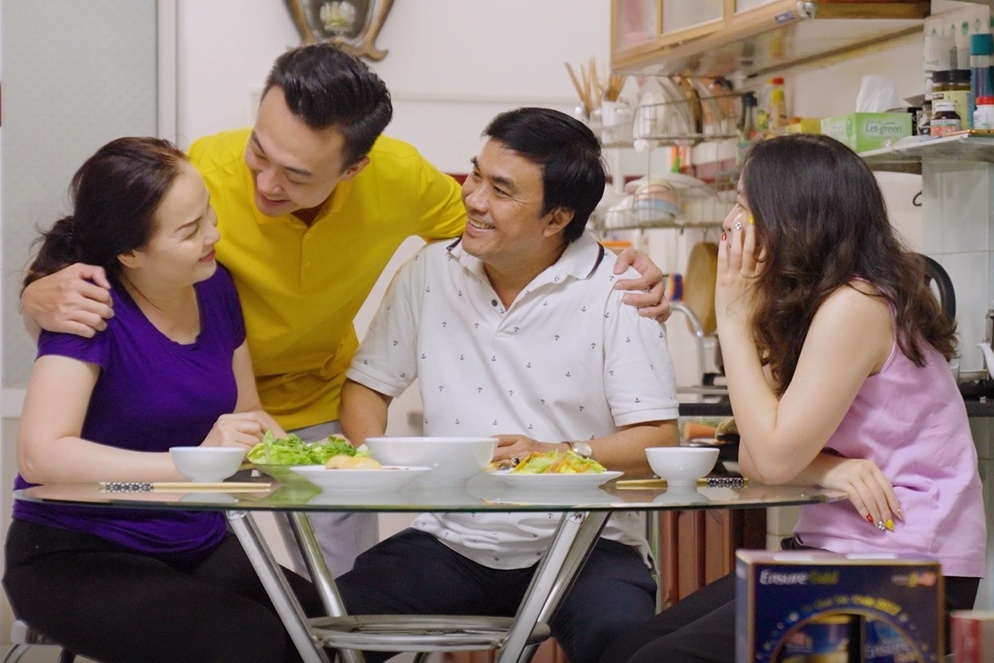 Video - BTV Phan To Ny thuc hien loi hua voi cha me hinh anh