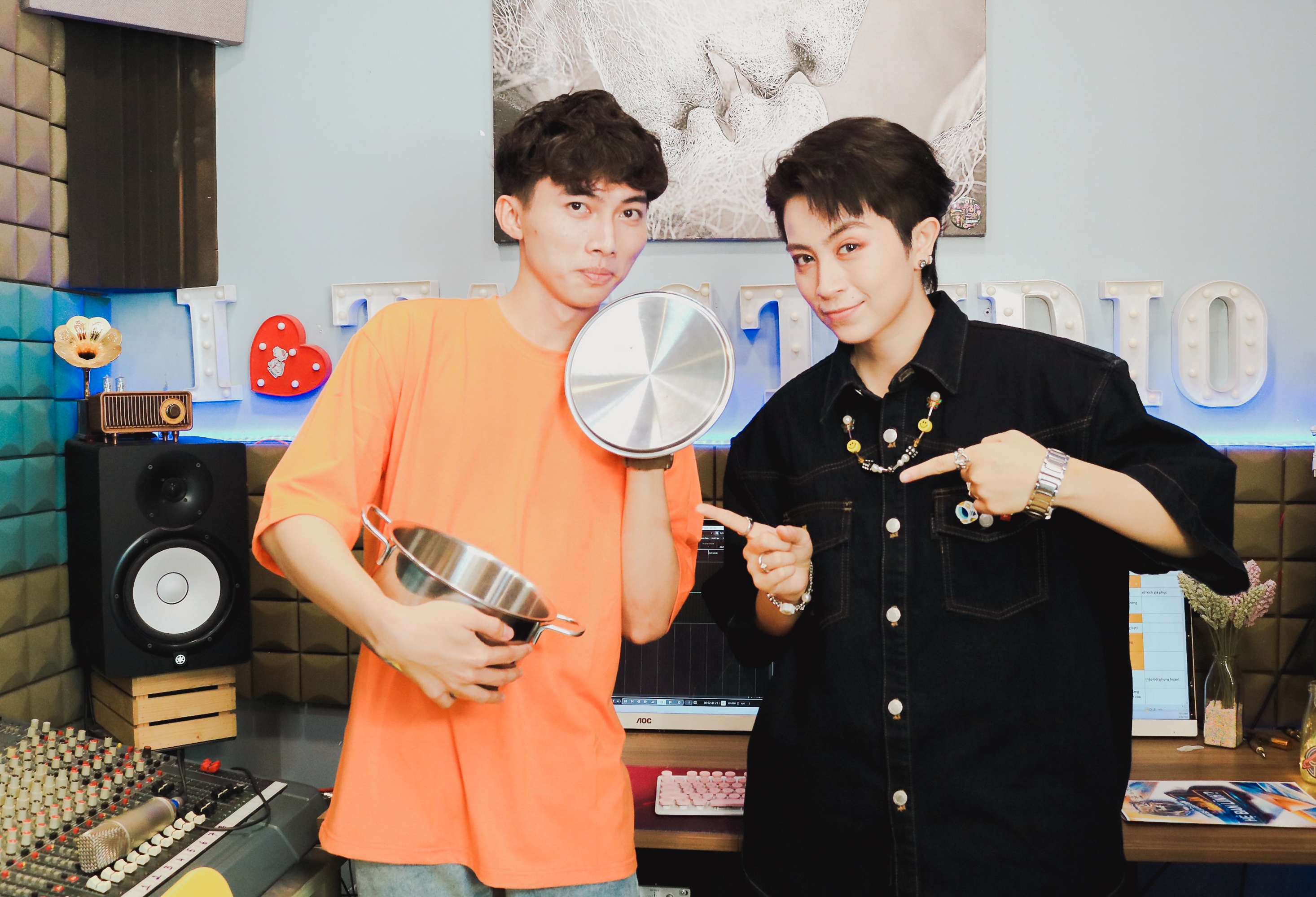 Khi giay ve sinh, noi inox tro thanh dao cu the hien tai nang hinh anh