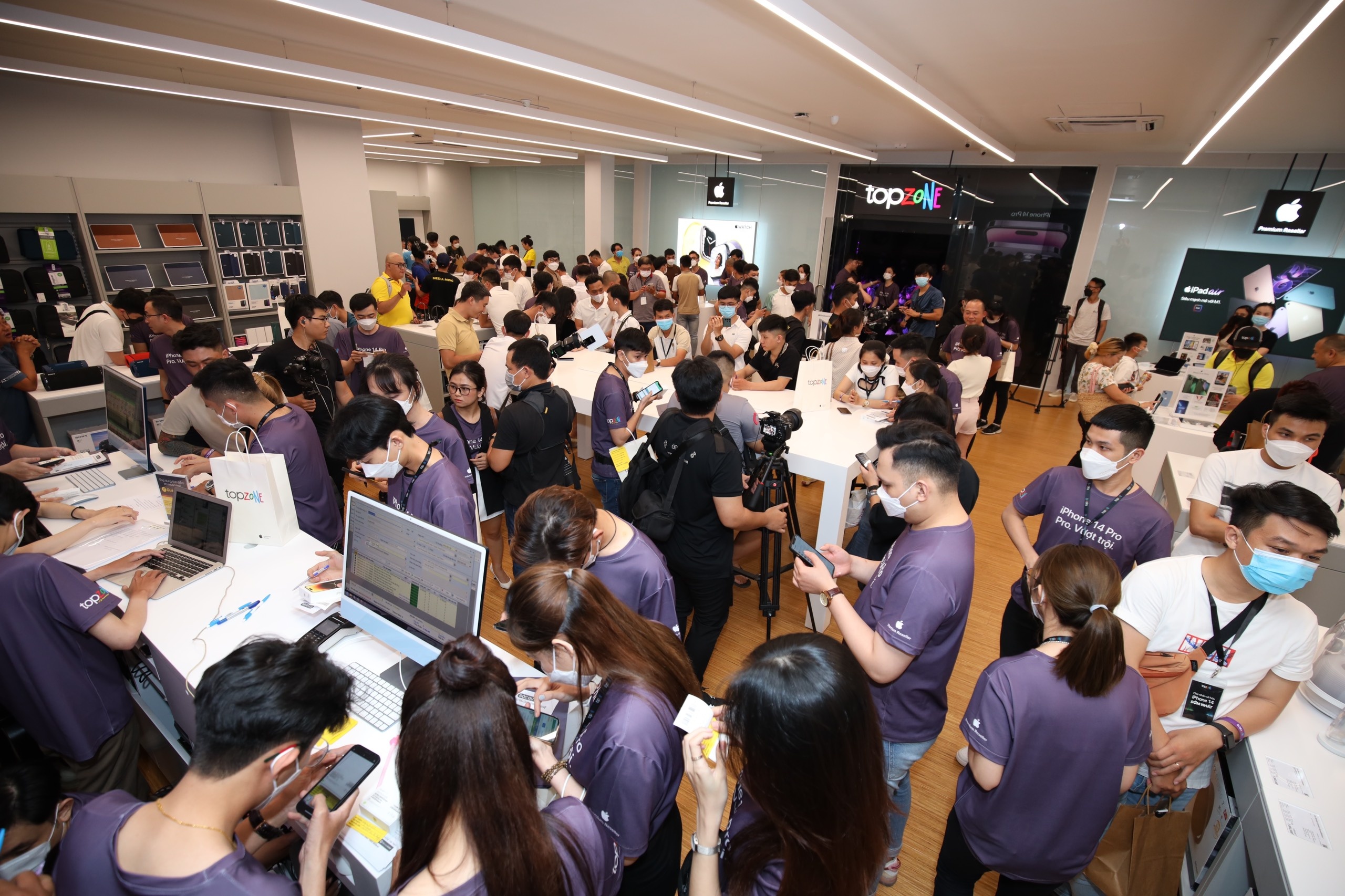 Su kien mo ban iPhone 14 tai dai ly uy quyen Apple hinh anh