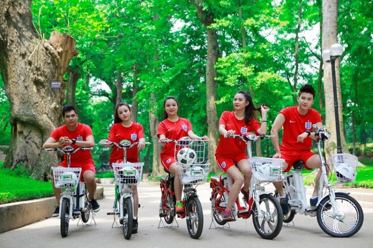 Trai xinh gai dep co vu tran dau cuoi cua doi tuyen Anh hinh anh