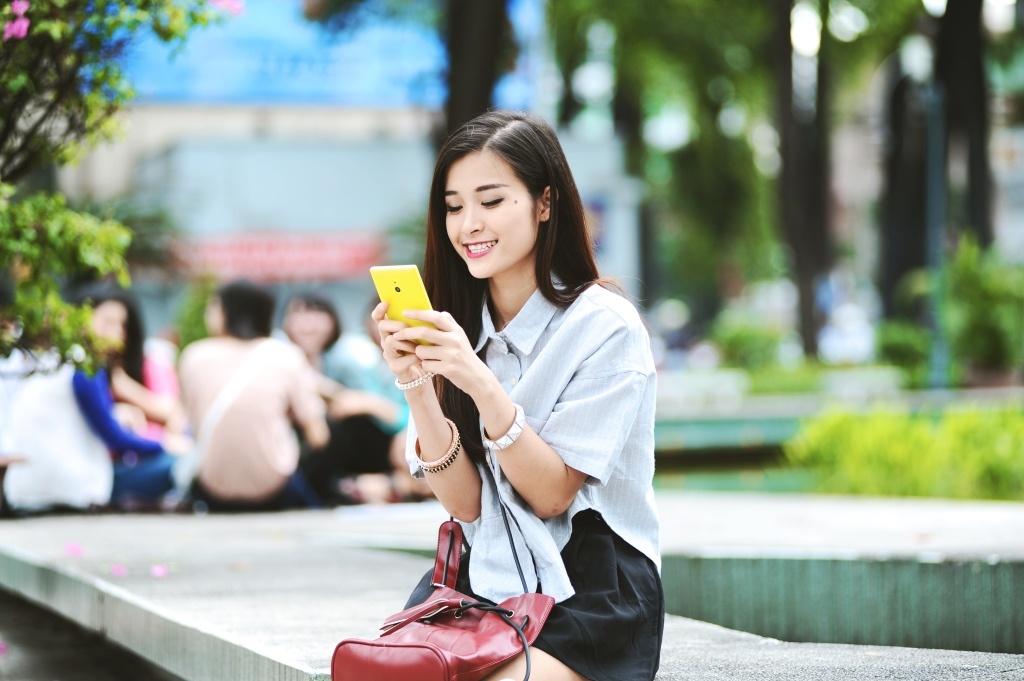 Kết hợp trắng và đen một cách đơn giản là đủ để Đông Nhi tự tin sải bước xuống phố.