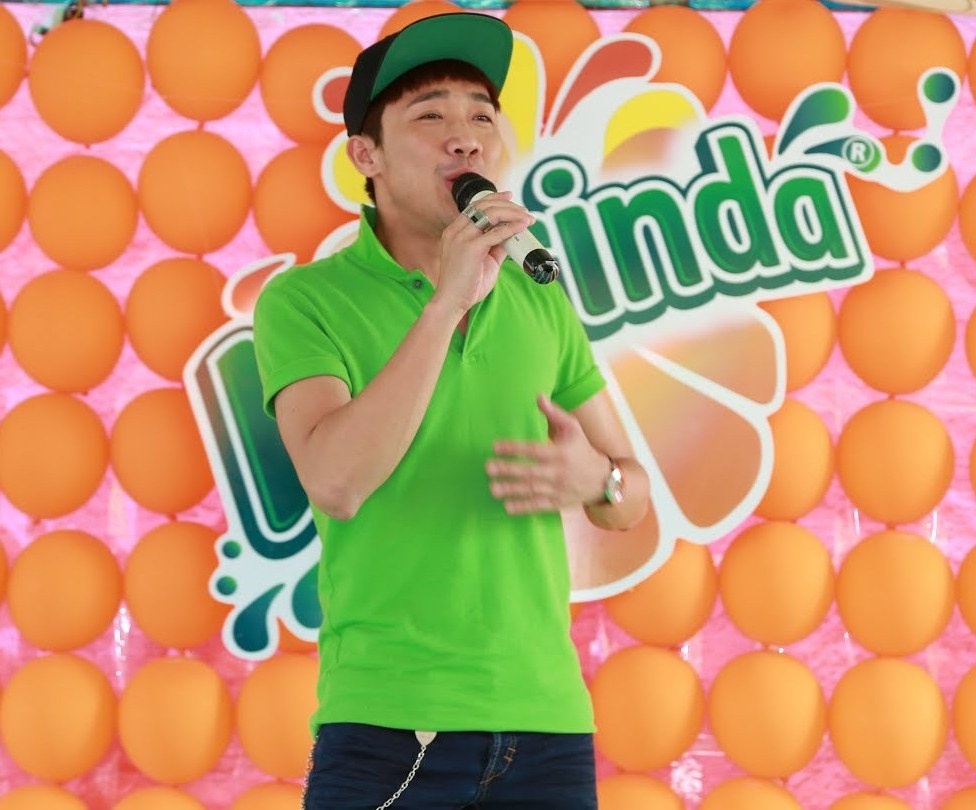 Trấn Thành “khoe giọng” khuấy động không khí buổi giao lưu.