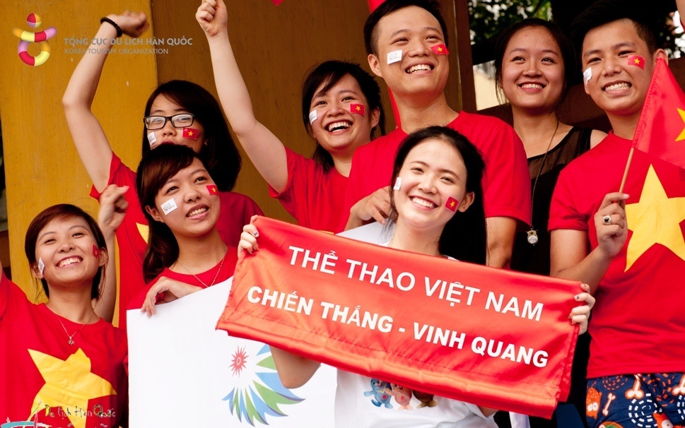 Các bạn trẻ hào hứng và đầy sáng tạo trong những tấm ảnh cổ vũ đội tuyển Việt Nam.