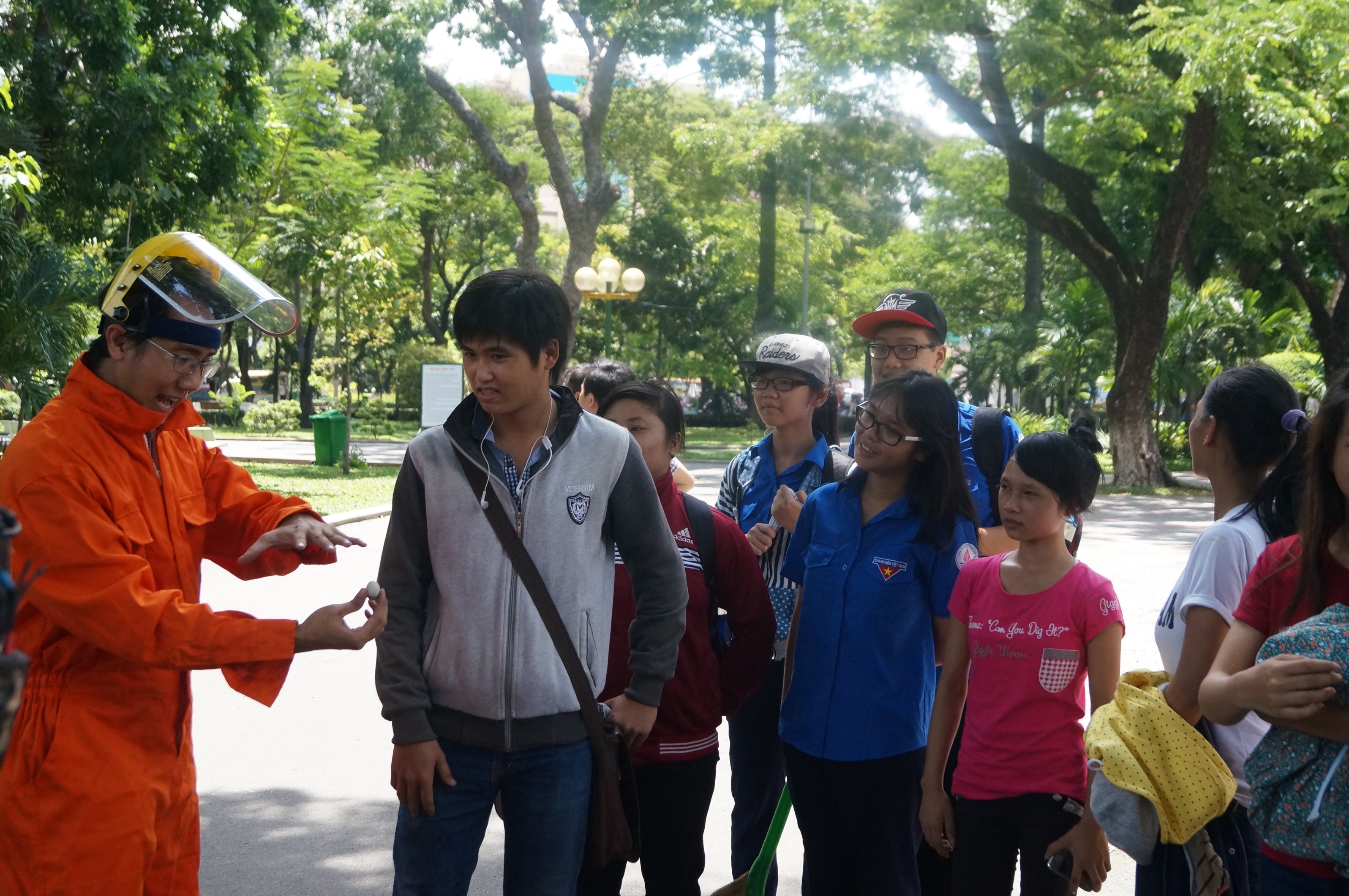 Sau hai lần thử nghiệm quả trứng vẫn không thể vỡ, Adi và Mây nảy ra một ý tưởng táo bạo hơn,.