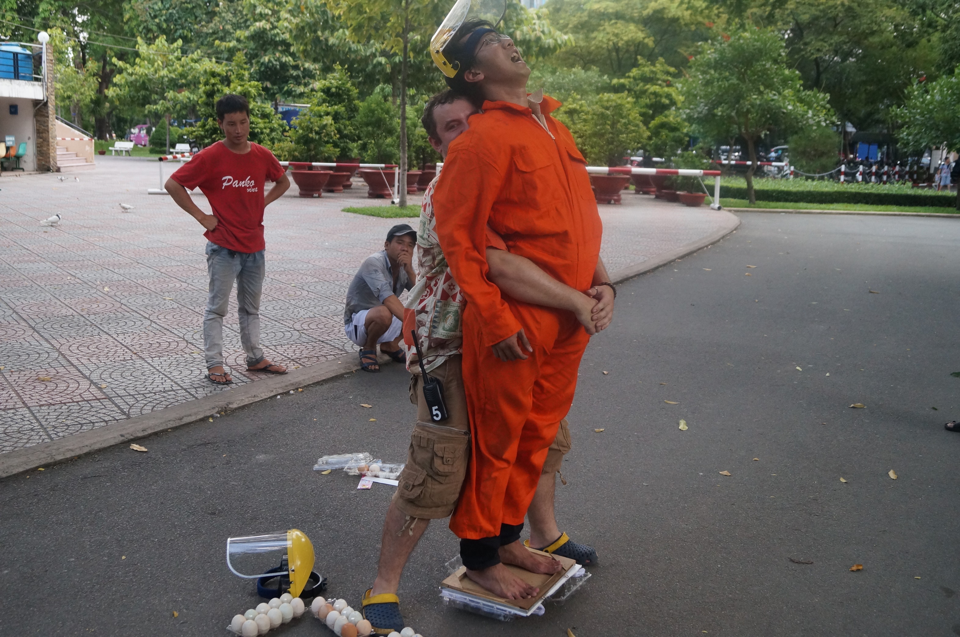 đó là sắp xếp những quả trứng thành một dãy liên tiếp nhau và dùng sức mạnh từ bản thân để làm thí nghiệm. Liệu với cân nặng 75 kg của Mây và 85 kg của Adi, các quả trứng có còn nguyên vẹn?