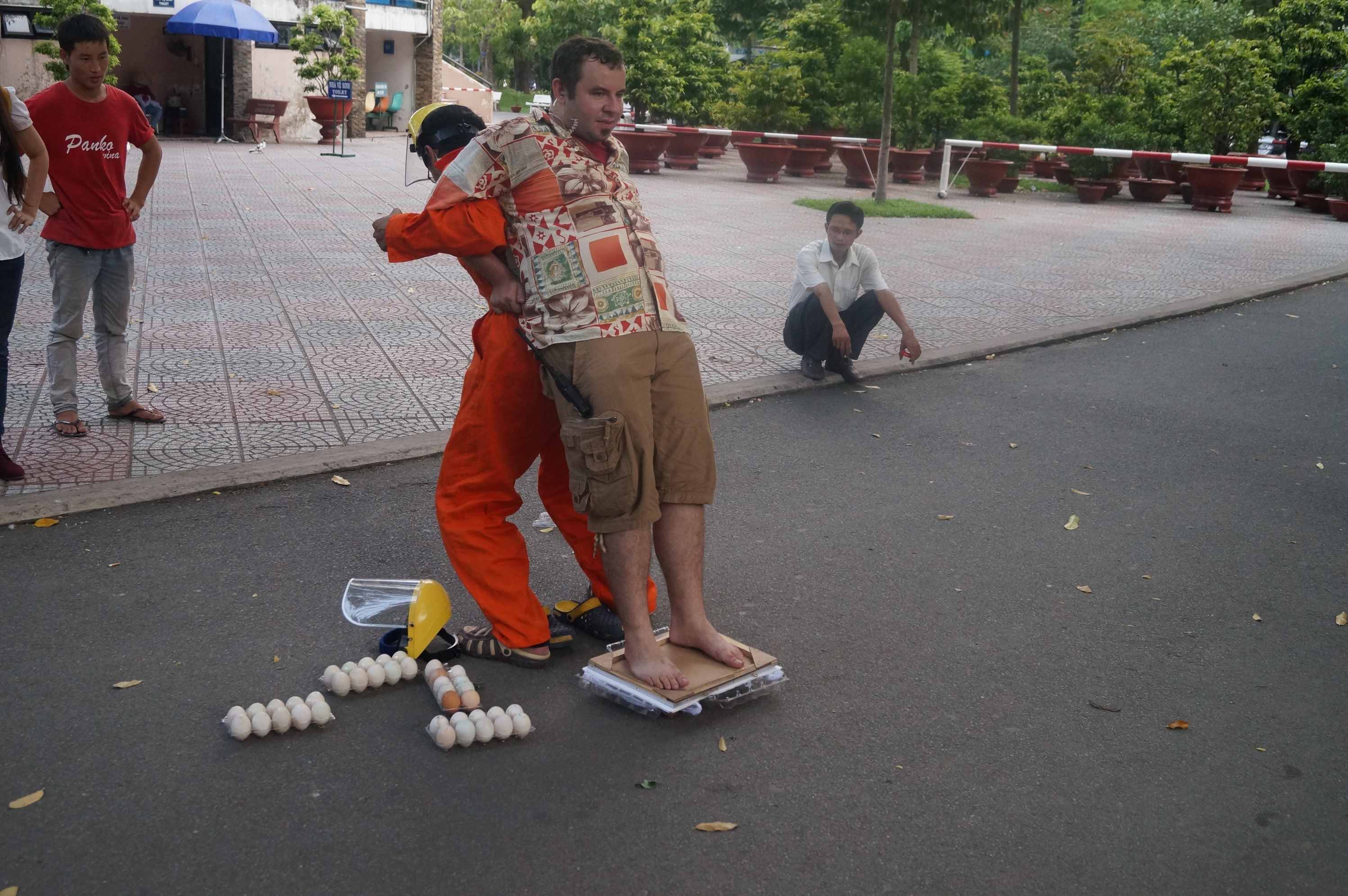  Liệu với cân nặng 75 kg của Mây và 85 kg của Adi, các quả trứng có còn nguyên vẹn?