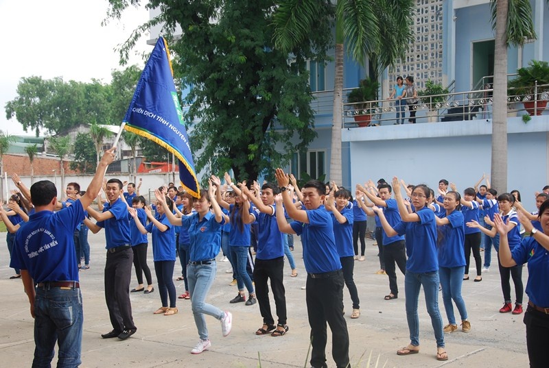 Đặc biệt trong lễ ra quân sáng nay, 100 chiến sĩ cùng thực hiện màn đồng diễn Flashmob sôi động “Mùa hè xanh” nhằm cổ vũ tinh thần cho toàn chiến dịch.