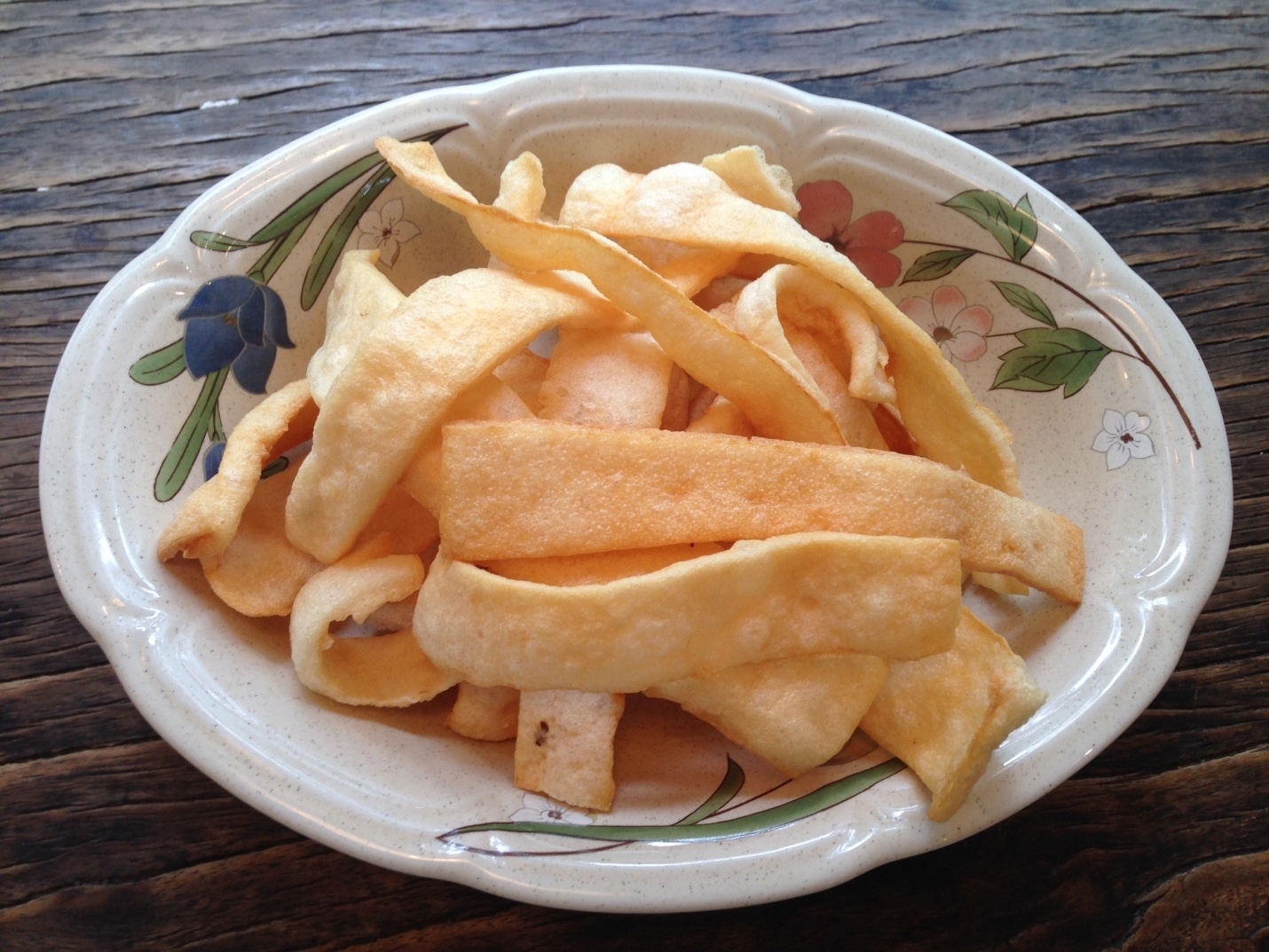 Bánh phồng tôm chiên.