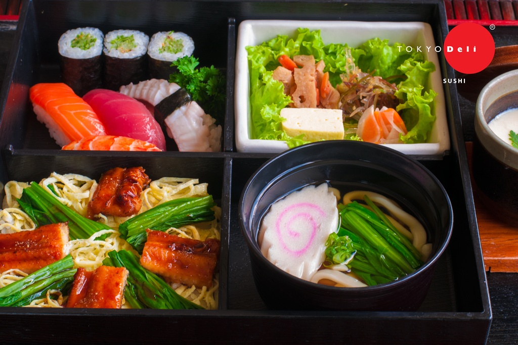 Set sushi và lươn nhật.