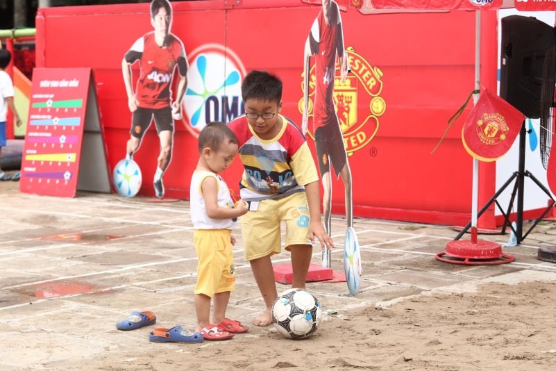 Sân chơi cũng là nơi anh có thể chơi, dạy em trai của mình.