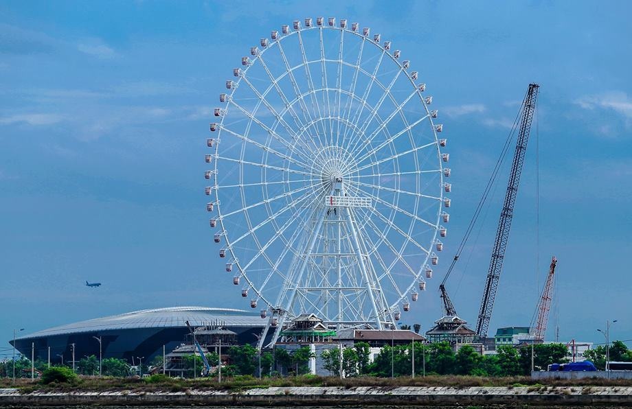 Vòng quay nằm tại Công viên Châu Á (phía Nam Đài Tưởng Niệm 2/9, Quận Hải Châu, Đà Nẵng). 