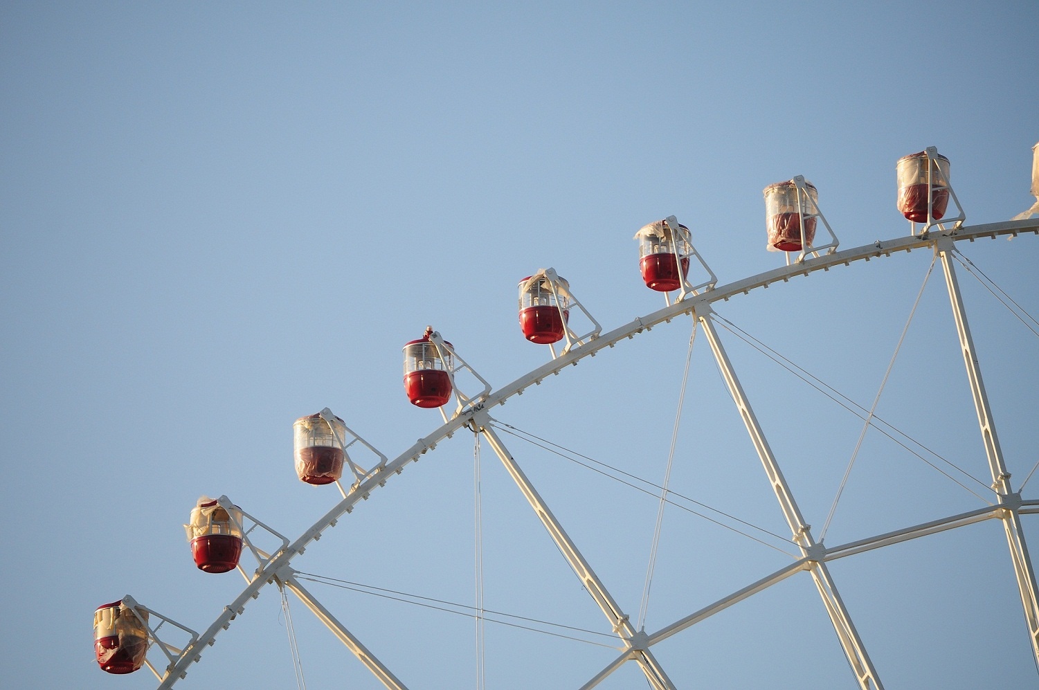 Vòng quay đạt vận tốc 15 phút/1 vòng, có thể chở tối đa 384 hành khách mỗi lượt với 64 cabin. 