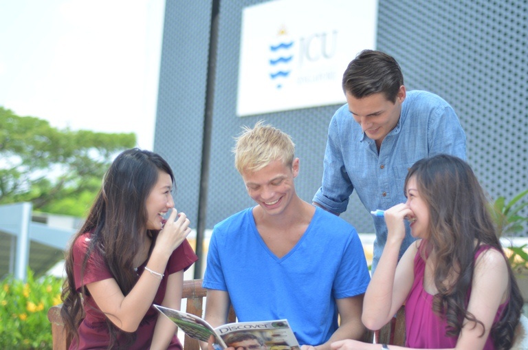 Hoc dai hoc cong lap Uc tai Singapore hinh anh