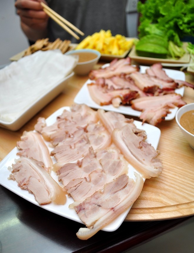 Thịt ba chỉ luộc.