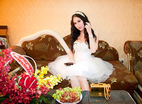 Phi Thanh Van xinh tuoi voi dam bup be hinh anh