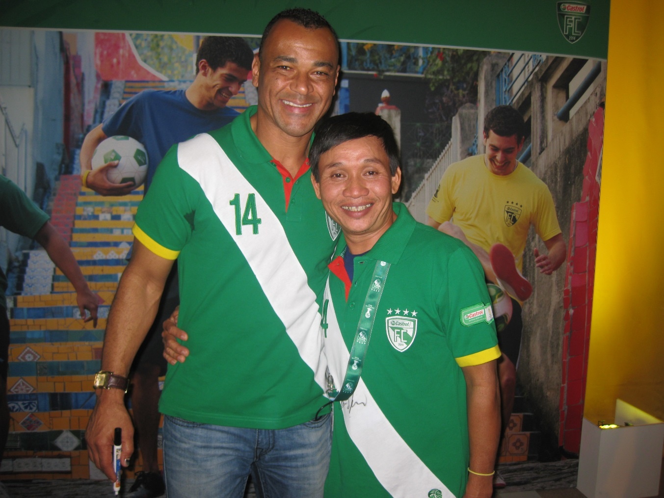 Họ cùng giao lưu với danh thủ Cafu.