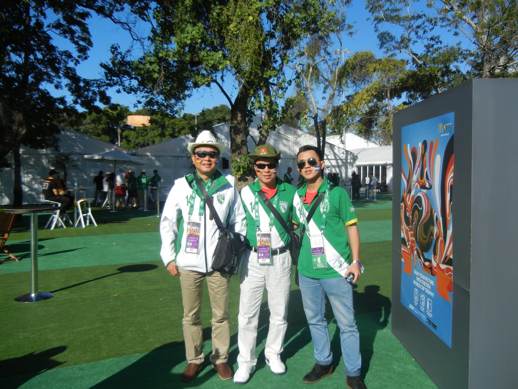 Hào hứng tham gia các lễ hội sôi động tại địa phương.