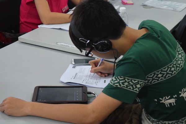 Học viên nôn luyện kỹ năngnghe với giáo trình điện tử.