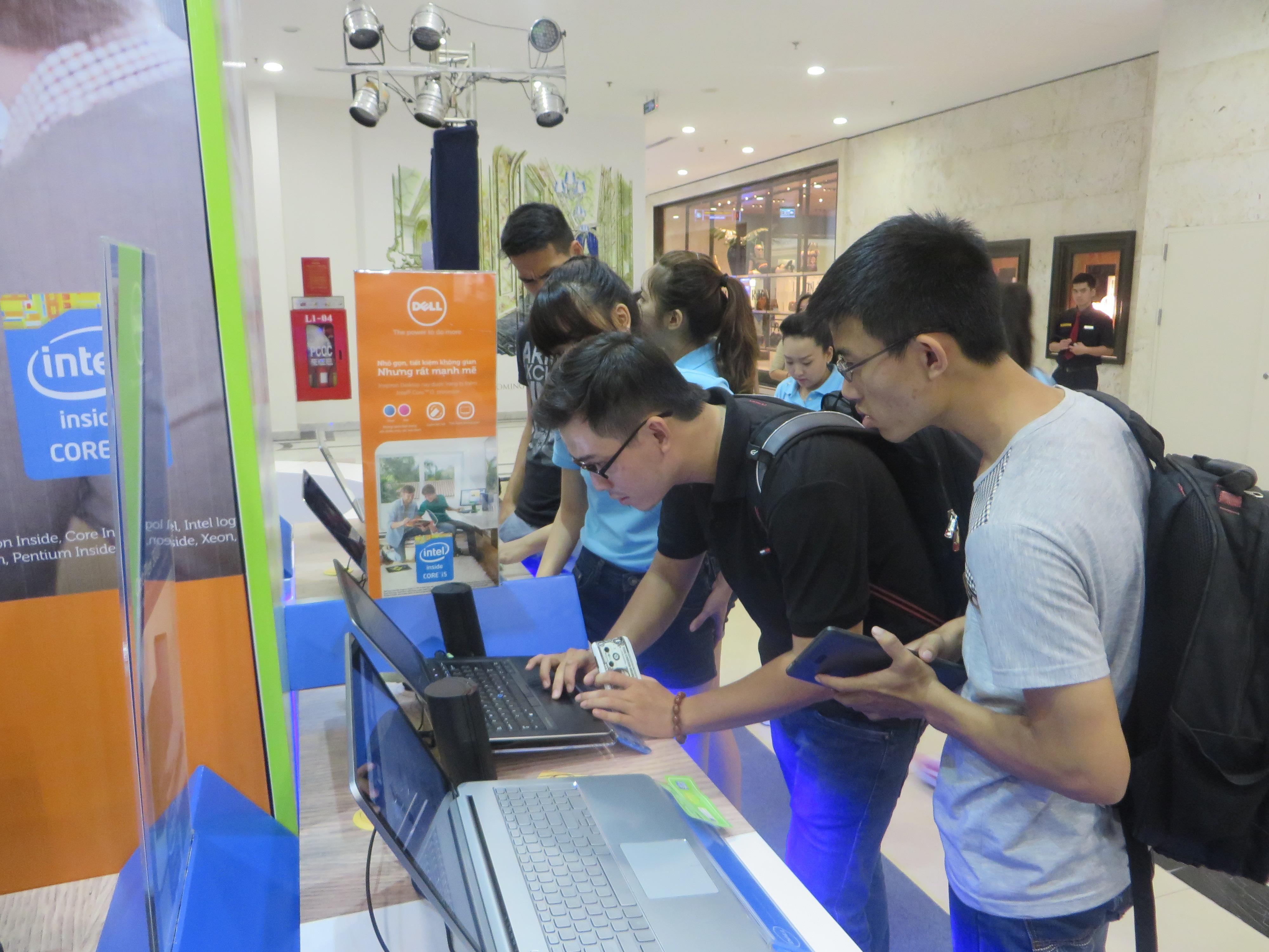 Khách tham gia tìm hiểu các tính năng của các sản phẩm Dell tại khu vực trưng bày.