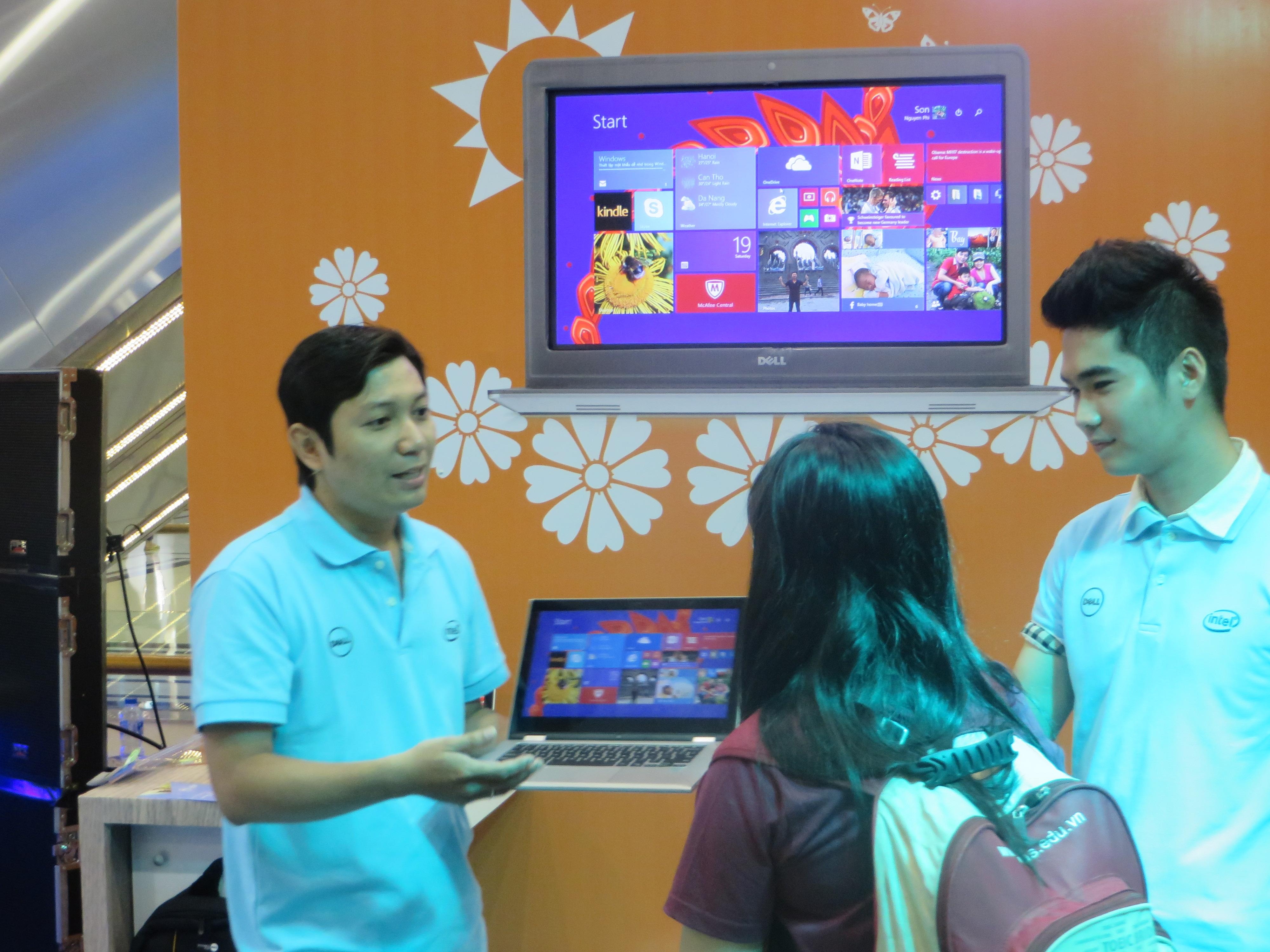 Hãng đã mời anh Nguyễn Phi Sơn, chuyên viên kỹ thuật của Microsoft, tới chương trình giúp khách tham gia trải nghiệm Windows 8.
