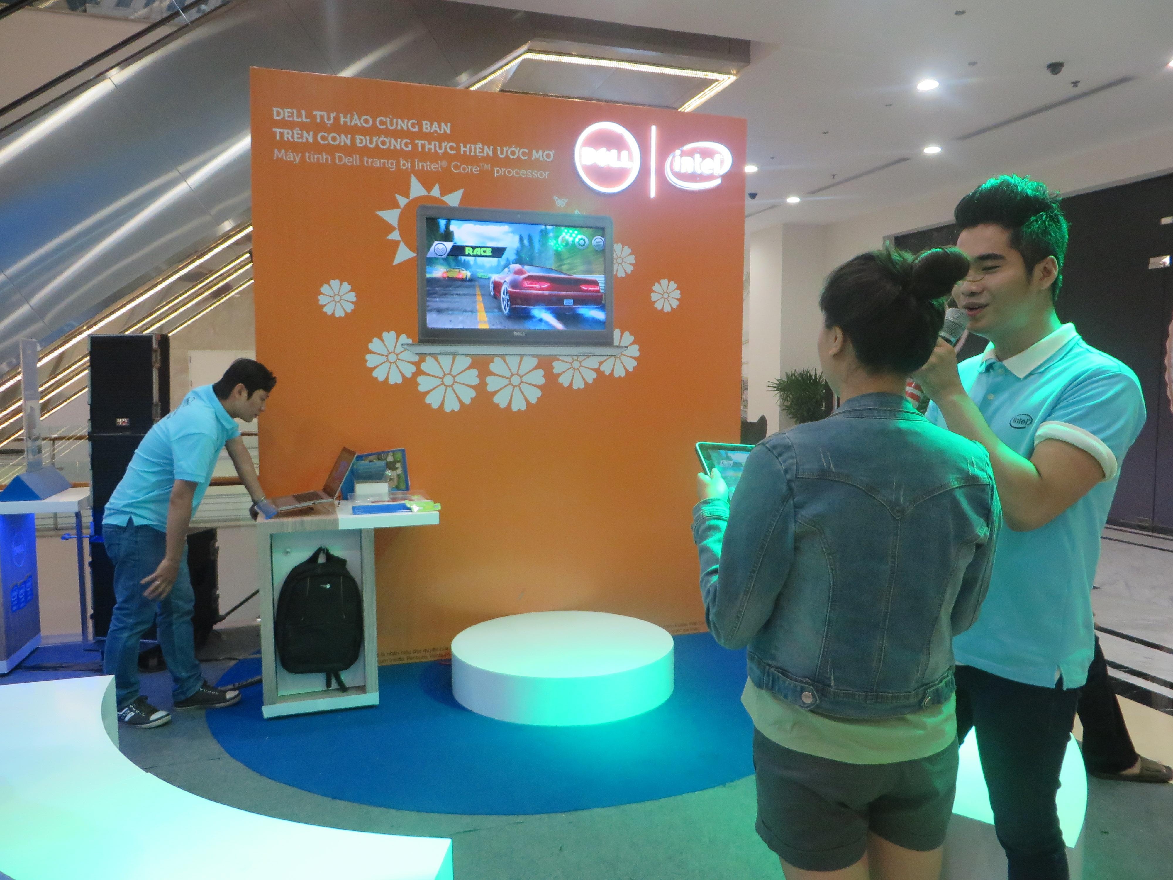 Khách tham dự các trò chơi tương tác trên sản phẩm.