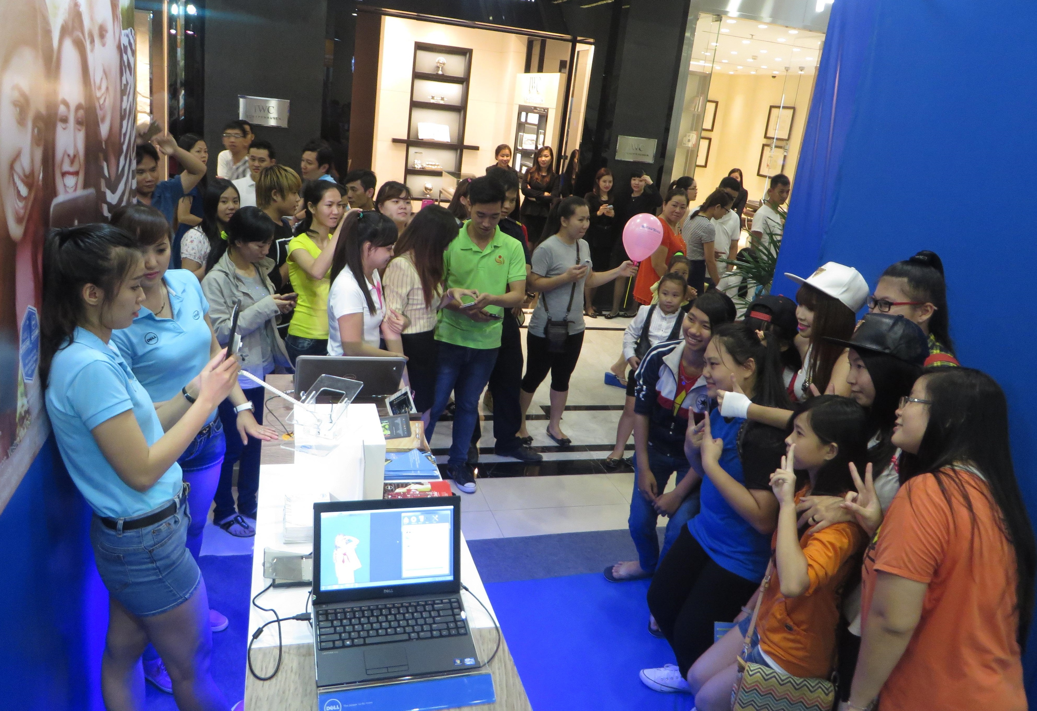 Sau đó còn cùng fan chụp hình cùng với máy tính bảng của hãng.