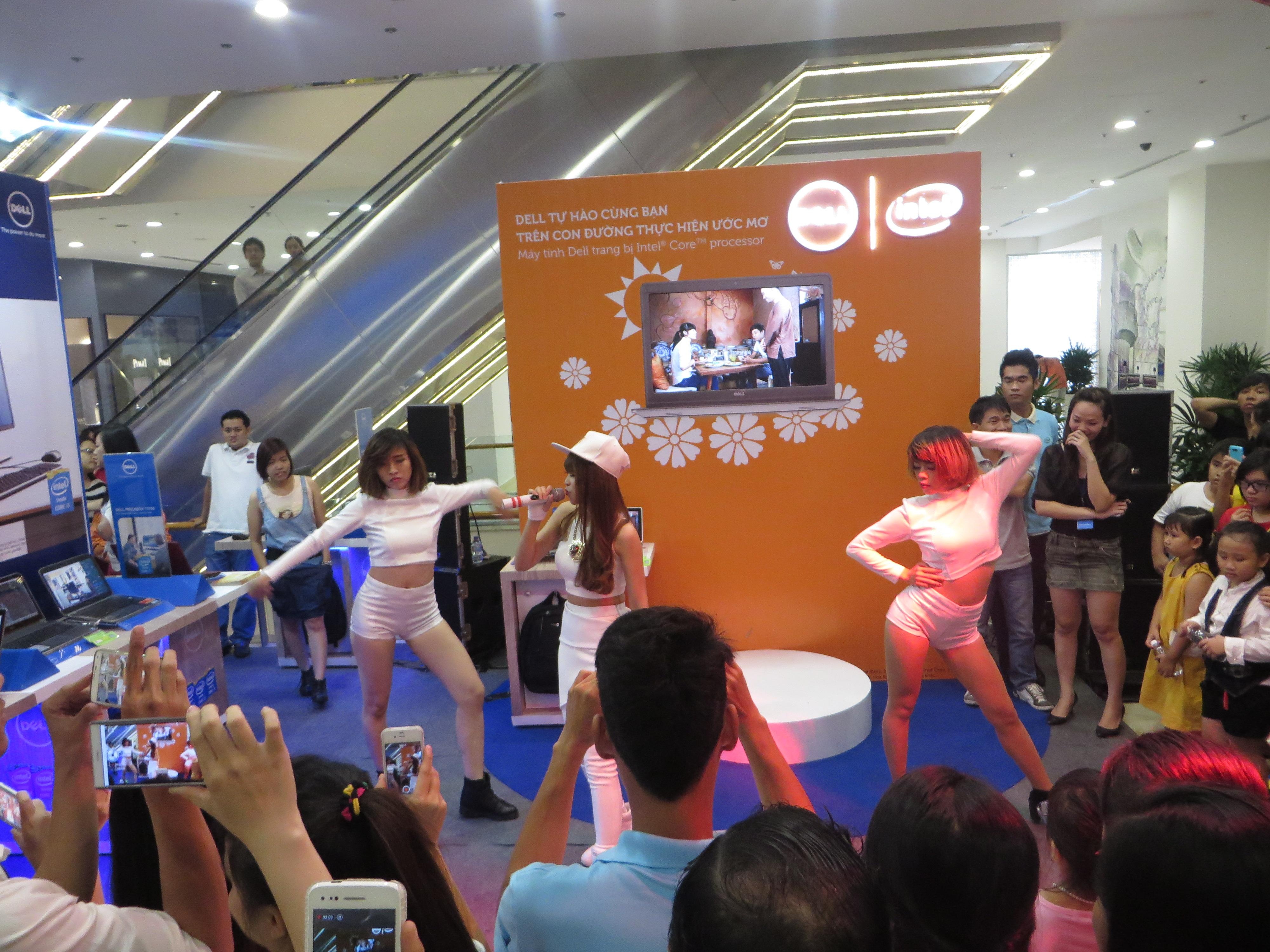 Ca sĩ Khởi My tham gia biểu diễn tại chương trình.