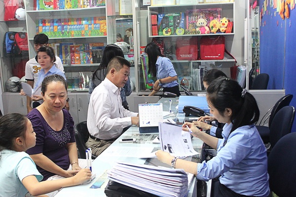 Khu vực tư vấn ghi danh luôn đông đúc trong những ngày này.