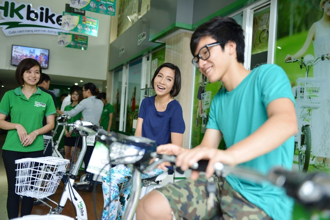 Sau khi chạy thử xe, hai mẹ con Mỹ Linh cảm thấy rất hài lòng với một sản phẩm chất lượng và thân thiện với môi trường.