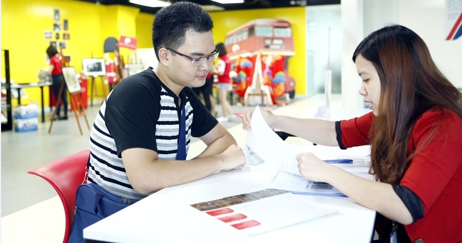 British University Vietnam tang hoc bong cho nam hoc moi hinh anh