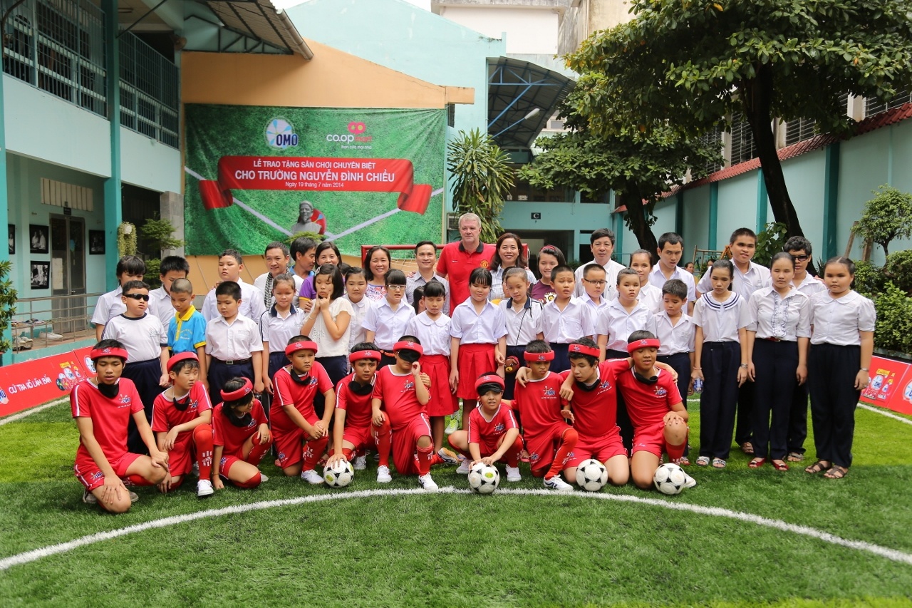 San bong dac biet cua hoc sinh khiem thi hinh anh
