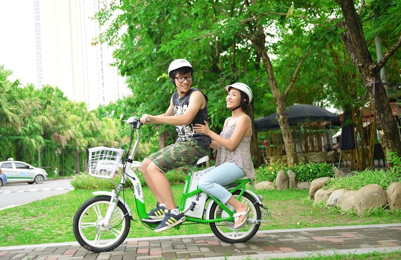 Con trai My Linh ra dang dan ong, sua xe dap dien cho me hinh anh