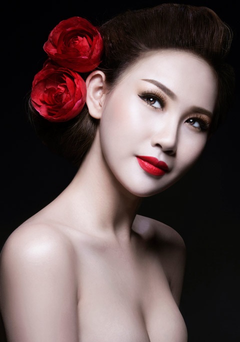 Nữ hoàng trang sức Thanh Trúc ngày càng xinh đẹp và quyến rũ với son môi sắc đỏ.