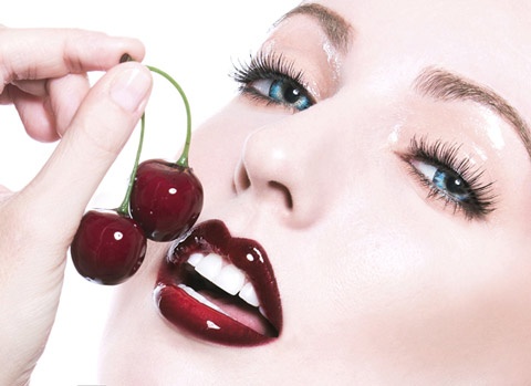 Miranda quyến rũ với sắc môi màu cherry hợp xu hướng trang điểm thu đông.