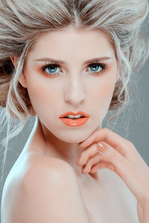 Vinia (Elite Model Việt Nam) thu hút mọi ánh nhìn với kiểu trang điểm tông màu nude.