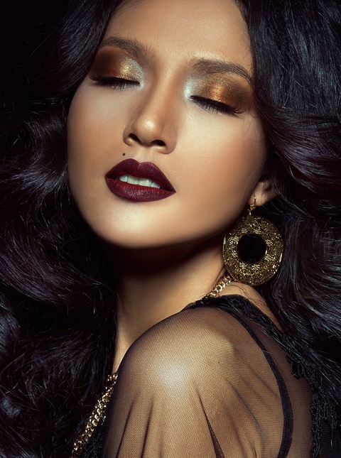 Siêu mẫu Quanh Đi đẹp như một nữ hoàng dưới bàn tay tài hoa của chuyên gia trang điểm điển trai này.