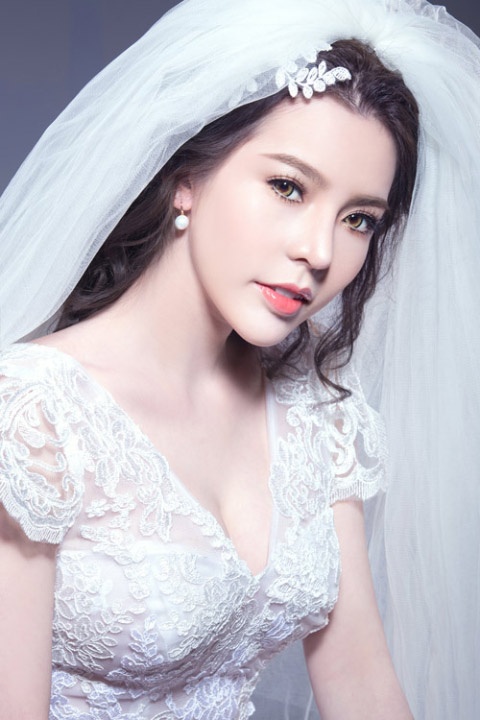 Vân Tokyo làm cô dâu xinh đẹp với kiểu trang điểm tự nhiên, son môi sắc cam tươi trẻ.