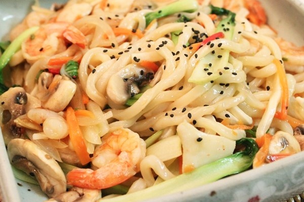 Mì udon xào hải sản sốt kem là sự hoà quyện giữa sợi mì tươi và sự mềm mại của nước sốt kem tươi thơm ngậy, nhưng không hề ngấy. Thực khách có thể tuỳ chọn nhân hải sản hay bò, nấm. Mì Udon xào hải sản sốt kem giá 90.000 đồng.