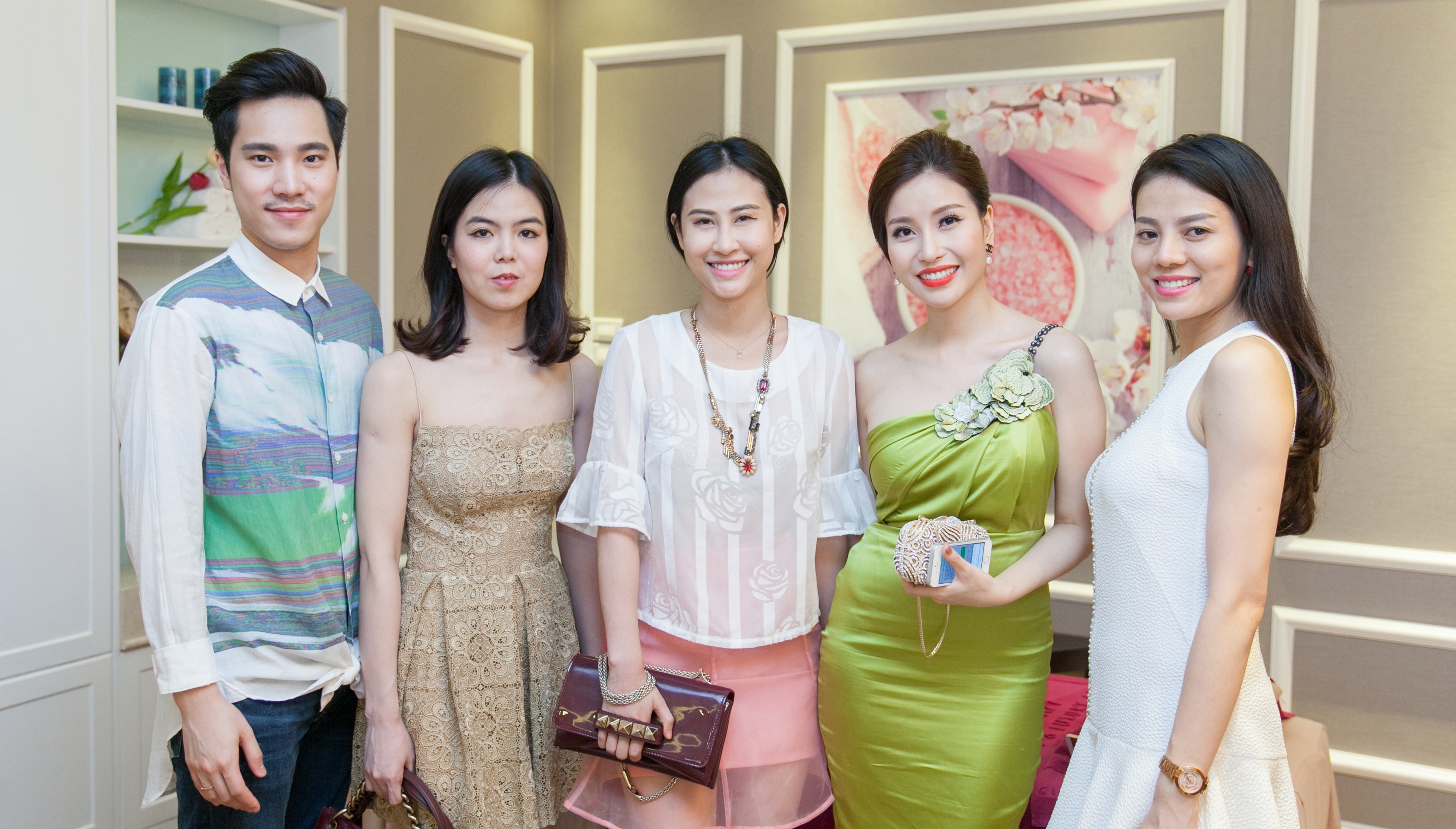 Nhà thiết kế Khổng Minh Trang (thứ 2 từ trái vào) và ban giám đốc chuỗi thời trang cao cấp Boutique đến chúc mừng khai trương.