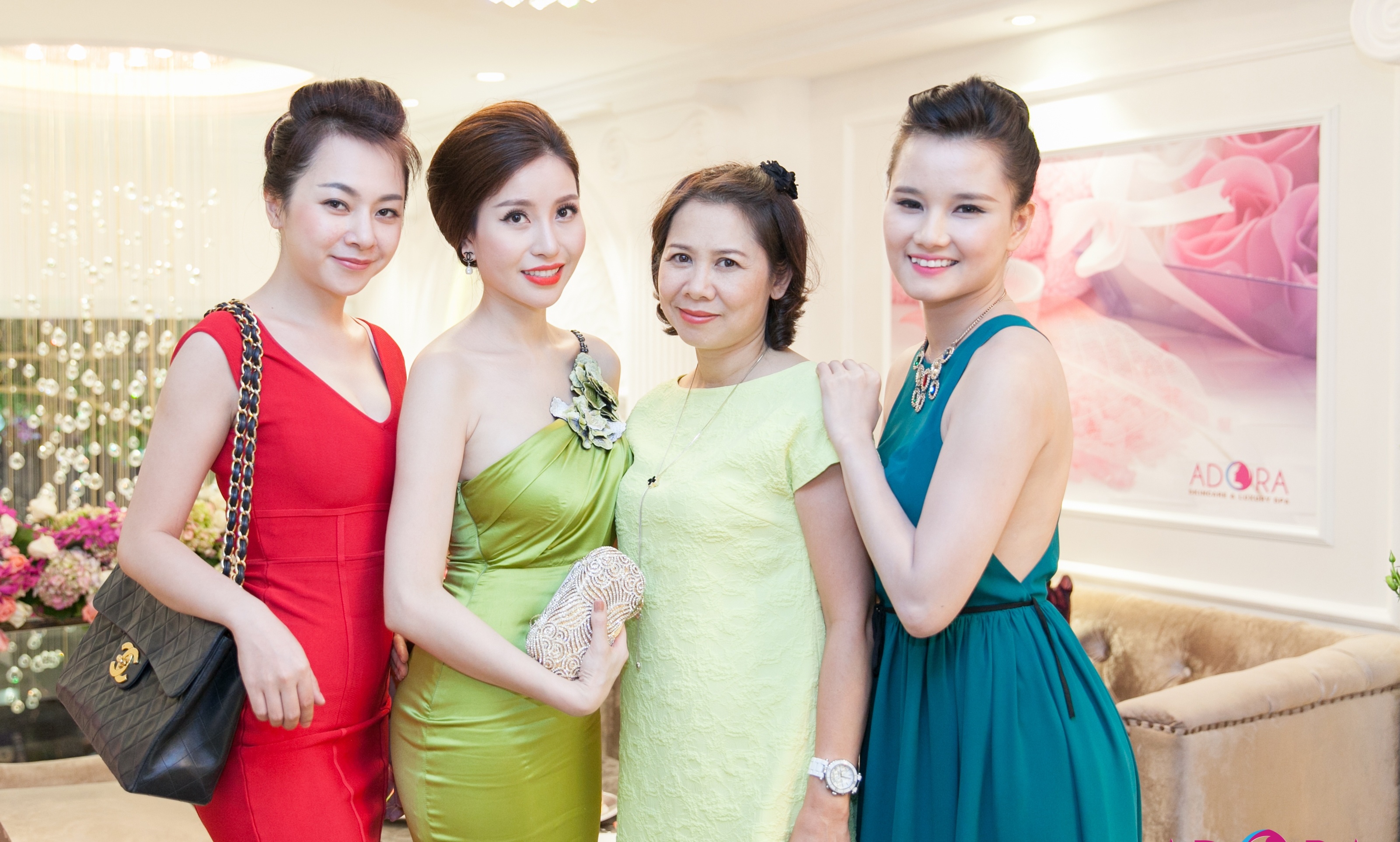 Nhà báo Thanh Hạnh và MC Huyền Châu xinh đẹp và rạng rỡ. Khi được hỏi về bí quyết có làn da đẹp, MC Huyền Châu đã không ngần ngại chia sẻ về công nghệ thay da sinh học Nano cô đã sử dụng tại hệ thống spa cao cấp này.