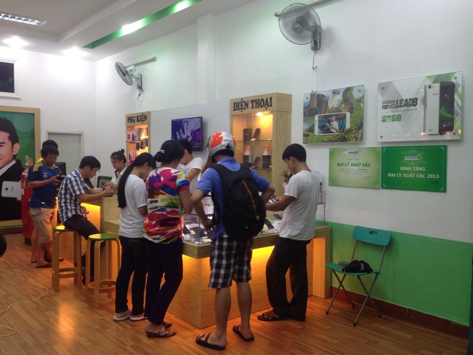 Showroom vẫn đông khách vào buổi tối.