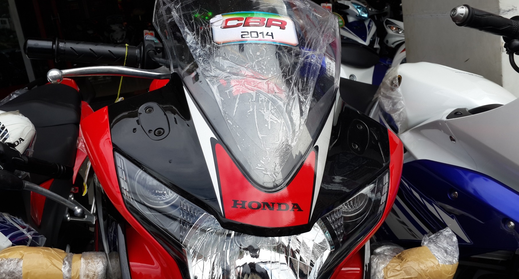 Mẫu xe mới vẫn sử dụng động cơ như phiên bản 2013, loại xi lanh đơn 4, dung tích 149,6 cc làm mát bằng chất lỏng, công suất 17,6 mã lực tại vòng tua máy 10.500 vòng/phút, mô men xoắn cực đại 12,7 nm tại 8.500 vòng/phút, với hộp số 6 cấp và tiêu hao nhiên liệu 2,5 l.