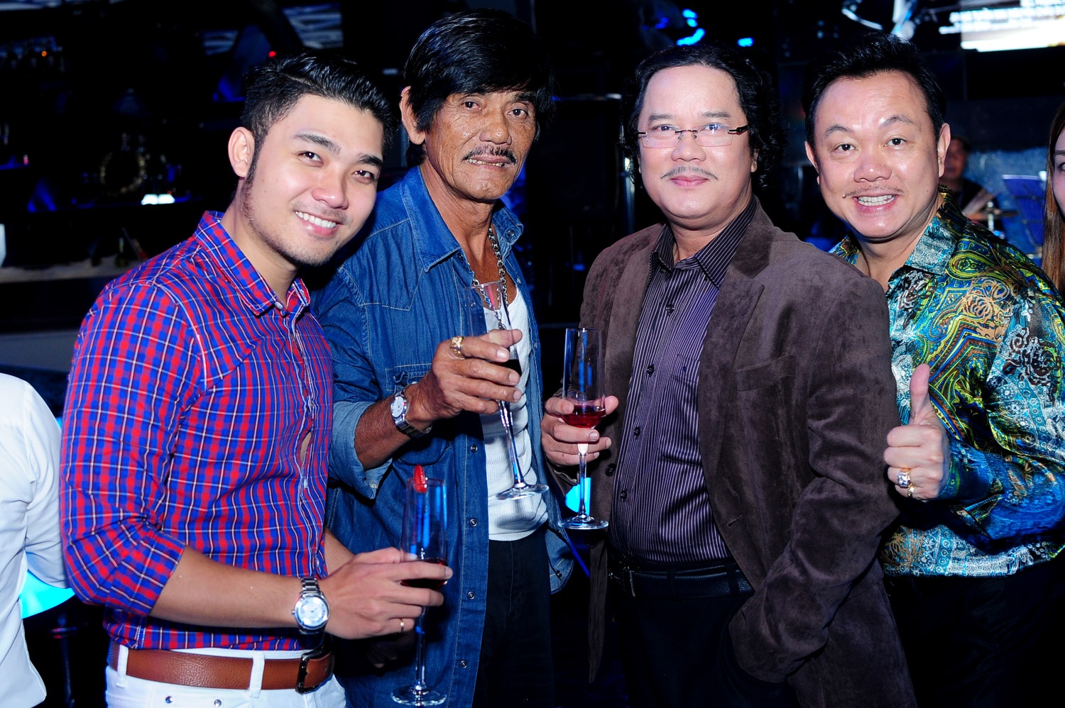 Chí Tài, Công Hậu chụp chung cùng bạn diễn.